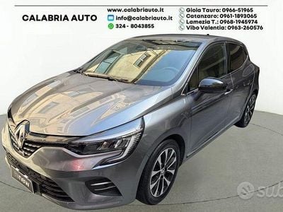 Begagnad Renault Clio V Techno 145 HK (106 kW) 2023 Grå Sedan