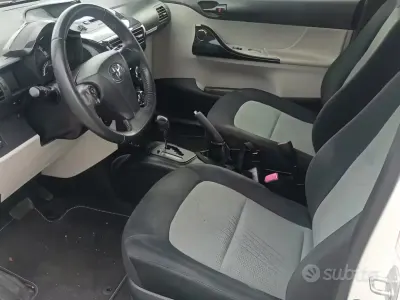 Usata Toyota iQ Lounge 68 CV (50 kW) 2013 Bianco Utilitaria