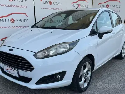 Usata Ford Fiesta 75 CV (55 kW) 2015 Bianco Utilitaria