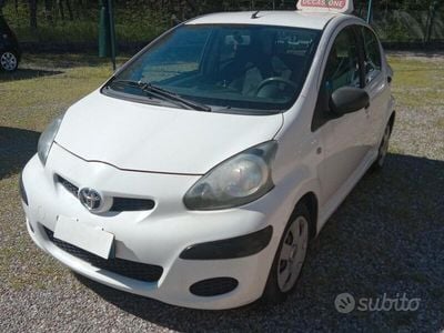 Usata Toyota Aygo 68 CV (50 kW) 2011 Bianco Utilitaria