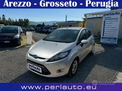 Usata Ford Fiesta 97 CV (71 kW) 2012 Grigio Berlina
