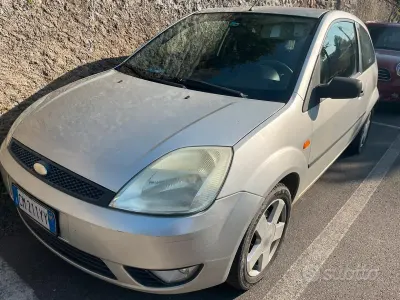 Usata Ford Fiesta Zetec 75 CV (55 kW) 2004 Grigio Utilitaria