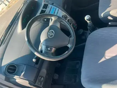 Usata Toyota Yaris 100 CV (73 kW) 2009 Bluazzurro Utilitaria