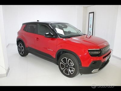 Usata Jeep Avenger Summit 101 CV (74 kW) 2024 Ruby con tetto volcano SUV