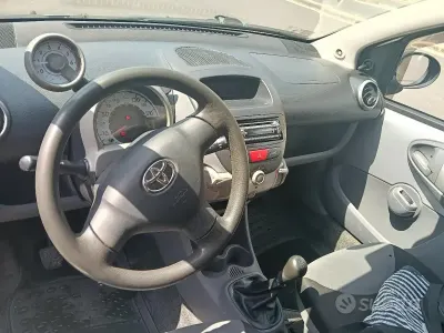 Usata Toyota Aygo 54 CV (39 kW) 2006 Grigio Utilitaria
