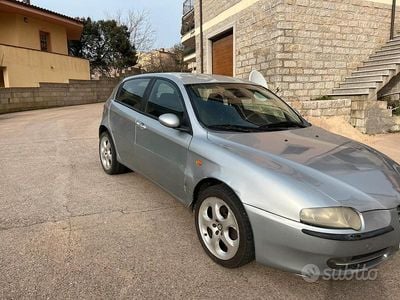 Usata Alfa Romeo 147 140 CV (102 kW) 2004 Grigio Utilitaria