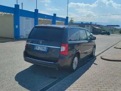 Usata Lancia Voyager 163 CV (119 kW) 2012 Nero Monovolume