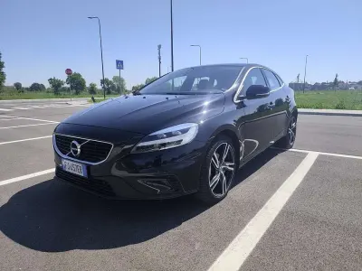 Usata Volvo V40 R-Design Momentum 120 CV (88 kW) 2017 Berlina