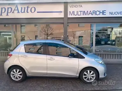 Usata Toyota Yaris Style 90 CV (66 kW) 2012 Grigio Utilitaria