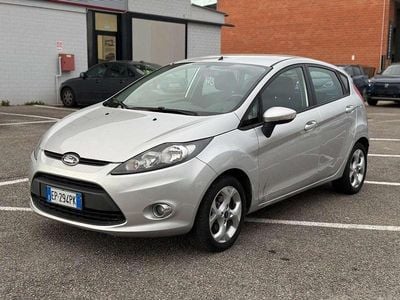 Usata Ford Fiesta Titanium 82 CV (60 kW) 2012 Argento Utilitaria