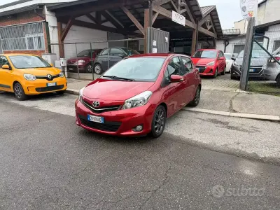 Usata Toyota Yaris Style 99 CV (72 kW) 2012 Rosso Utilitaria