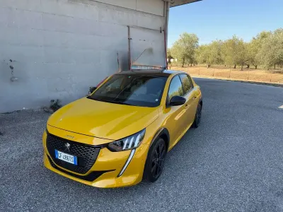 Usata Peugeot 208 GT 101 CV (74 kW) 2021 Giallo faro Utilitaria