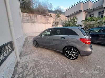 Usata Mercedes B200 Premium 156 CV (114 kW) 2012 Grigio Utilitaria