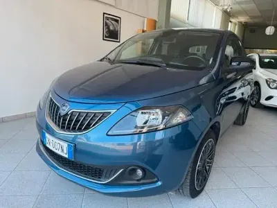 Begagnad Lancia Ypsilon Gold 69 HK (50 kW) 2023 Blå Halvkombi