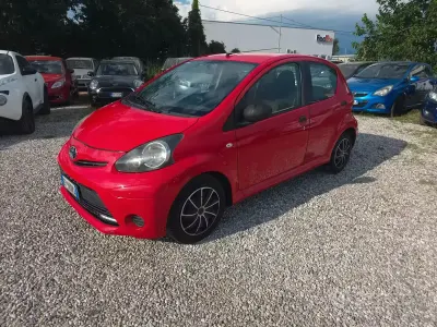 Usata Toyota Aygo Connect Style 68 CV (50 kW) 2013 Rosso Utilitaria