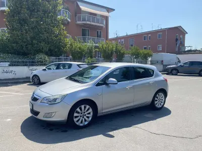 Usata Opel Astra Cosmo 110 CV (80 kW) 2010 Argento Berlina