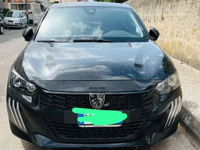 Usata Peugeot 208 Allure 101 CV (74 kW) 2024 Nero Utilitaria