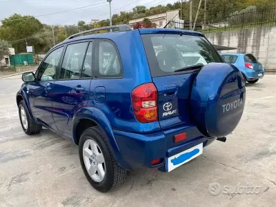 Usata Toyota RAV4 116 CV (85 kW) 2005 Bluazzurro SUV