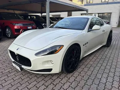 Usata Maserati Granturismo 440 CV (323 kW) 2011 Bianco / pastello Coupé