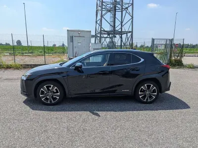 Usata Lexus UX 250h Luxury Line 145 CV (106 kW) 2019 Nero SUV