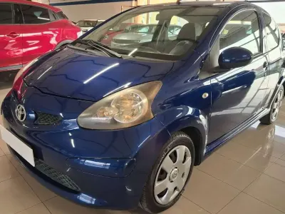 Usata Toyota Aygo Sol 68 CV (50 kW) 2007 Blu elettrico metallizzato Utilitaria