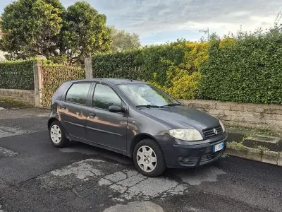 Usado Fiat Punto 60 CV (44 kW) 2003 Gris Utilitario