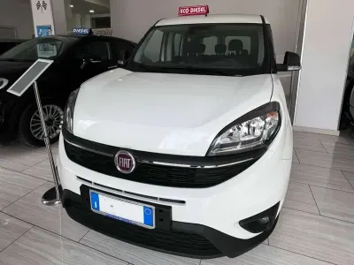 Usata Fiat Doblò Lounge 105 CV (77 kW) 2021 Bianco Monovolume