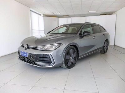 Usata VW Passat R-line 193 CV (141 kW) 2024 Diabase grey metallizzato Station wagon