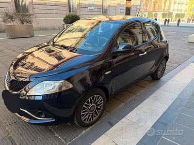 Usata Lancia Ypsilon Gold 69 CV (50 kW) 2017 Blu Utilitaria