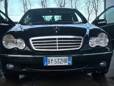 Usata Mercedes C200 163 CV (119 kW) 2009 Verde Berlina