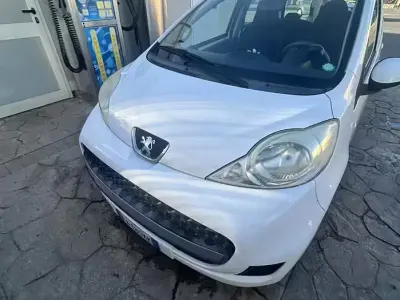 Usata Peugeot 107 68 CV (50 kW) 2010 Bianco Utilitaria