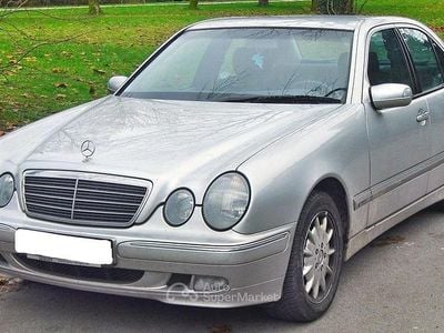 Usata Mercedes E200 Elegance 163 CV (119 kW) 2000 Argento Berlina