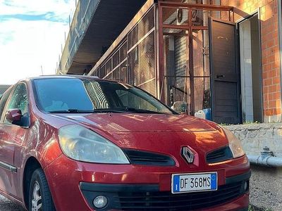 Usata Renault Clio II LE 75 CV (55 kW) 2007 Rosso Berlina