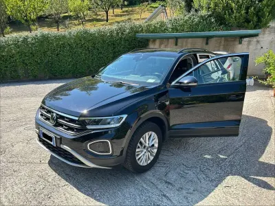 Usata VW T-Roc Life 110 CV (80 kW) 2023 Nero SUV