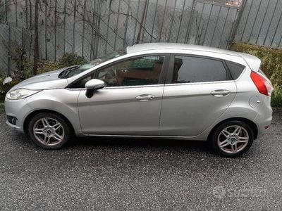 Begagnad Ford Fiesta Titanium 97 HK (71 kW) 2015 Grå Halvkombi