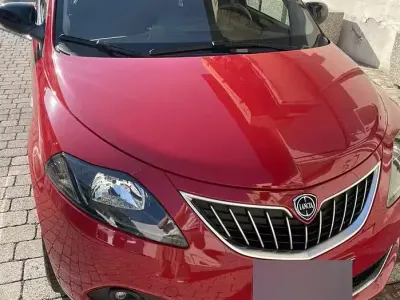 Usata Lancia Ypsilon 69 CV (50 kW) 2023 Rosso Utilitaria