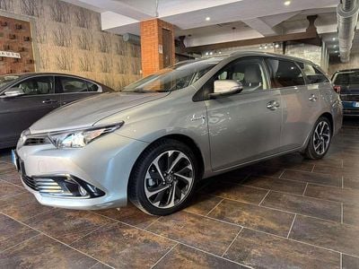 Usata Toyota Auris Hybrid Active 99 CV (72 kW) 2015 Grigio Station wagon