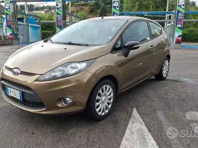 Usata Ford Fiesta 60 CV (44 kW) 2011 Marrone Berlina