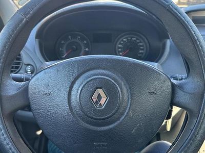 Usado Renault Clio II 58 CV (42 kW) 2007 Azul Berlina
