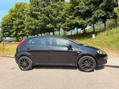 Usata Fiat Punto Lounge 69 CV (50 kW) 2016 Nero Utilitaria
