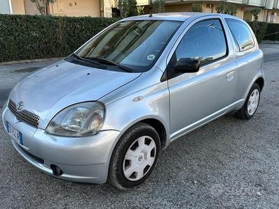 Usata Toyota Yaris 85 CV (62 kW) 2002 Grigio Berlina