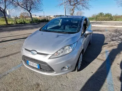 Usata Ford Fiesta Titanium 92 CV (67 kW) 2009 Grigio Berlina