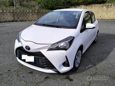 Usata Toyota Yaris Cool 69 CV (50 kW) 2017 Bianco Berlina