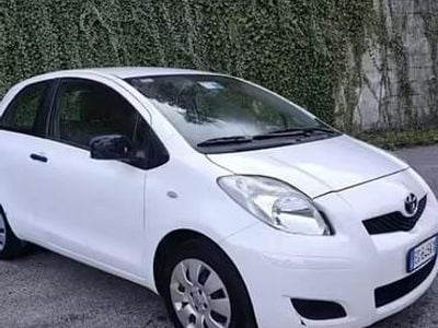 Usata Toyota Yaris 69 CV (50 kW) 2011 Bianco Utilitaria