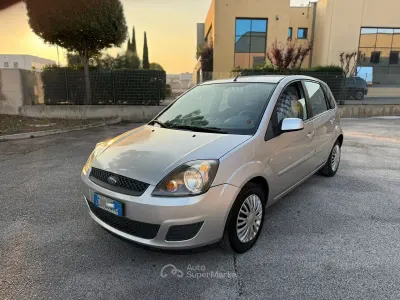 Begagnad Ford Fiesta 61 HK (44 kW) 2007 Grå Halvkombi