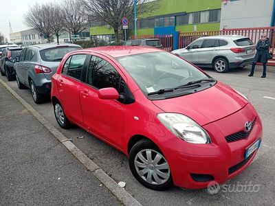 Usata Toyota Yaris Sol 69 CV (50 kW) 2009 Rosso Utilitaria