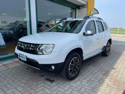 Usata Dacia Duster Lauréate 109 CV (80 kW) 2016 Bianco ghiaccio SUV