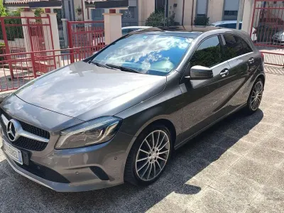 Usata Mercedes A180 Premium 109 CV (80 kW) 2017 Grigio Utilitaria