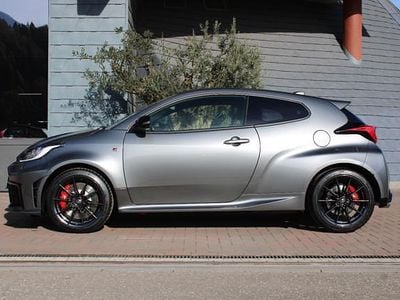 Usata Toyota Yaris 280 CV (205 kW) 2024 Grigio Utilitaria