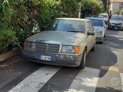 Usata Mercedes E200 122 CV (89 kW) 1988 Grigio Berlina